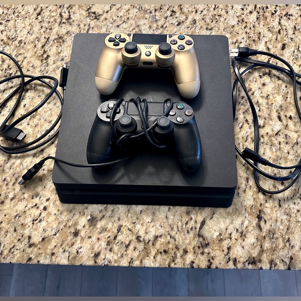 PlayStation PS4 Console with Gold and Black Controllers and 7 Physical Games - Picture 2 of 7